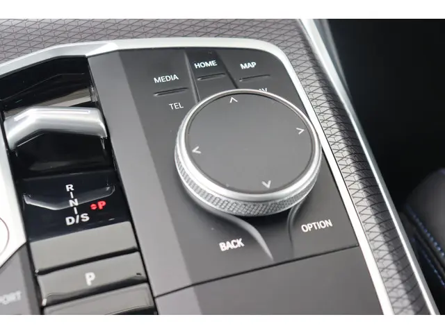 BMW 3 Serie 330e 2024 Hybride Benzine 32