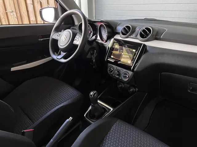 Suzuki Swift 1.2 Select Smart Hybrid 2023 Benzine 24
