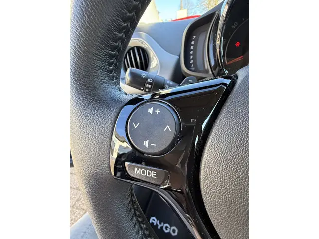 Toyota Aygo 1.0 VVT-i x-play 2020 Benzine 12