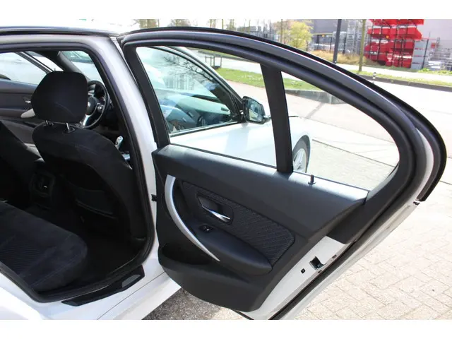 BMW 3 Serie 316i Executive 2015 Benzine 20