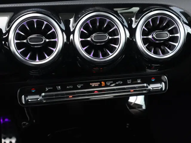 Mercedes-Benz CLA 250 e AMG Line 2023 Hybride Benzine 28