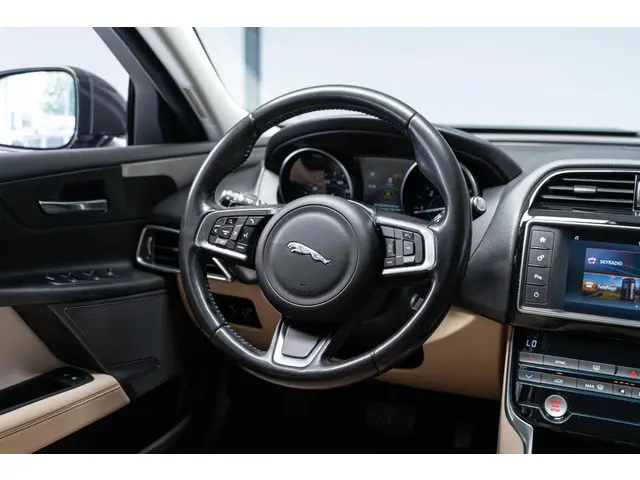 Jaguar XE 3