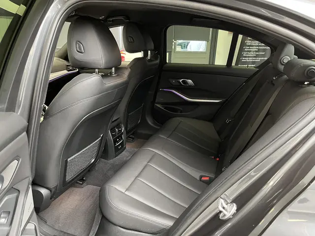BMW 3 Serie 320i High Executive 2021 Benzine 18