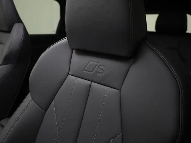 Audi Q6 e-tron S edition 286 PK 2026 Elektrisch 18