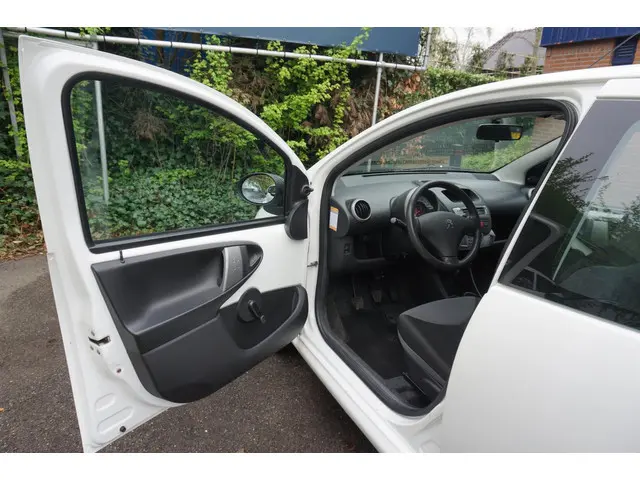 Peugeot 107 1.0 Access Accent / Airco / NAP / 2012 Benzine 24