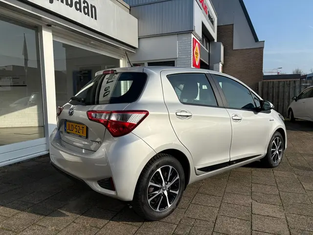 Toyota Yaris 1.5 Hybrid Design 2018 Hybride Benzine 8