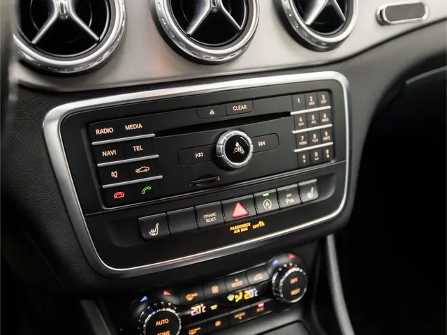 Mercedes-Benz GLA 200 AMG Sport 2015 Benzine 9