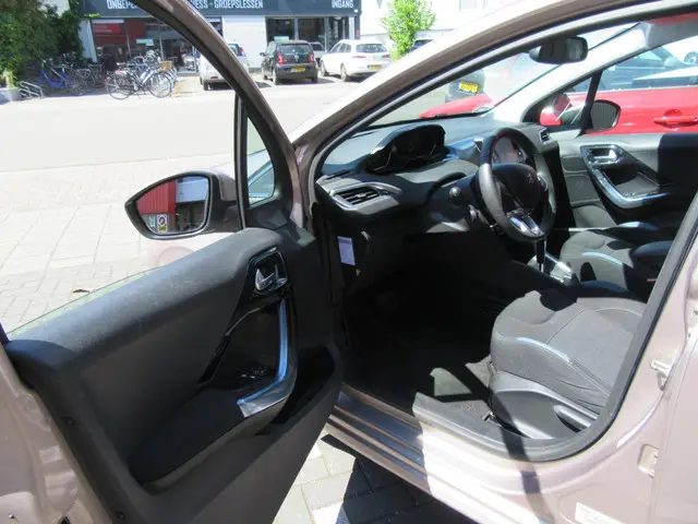 Peugeot 208 1.6 VTi Allure Rosé goud 2013 Benzine 10