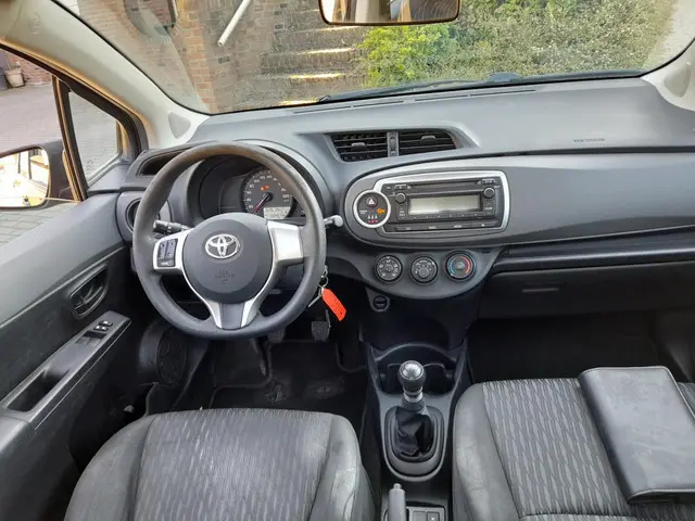 Toyota Yaris 1.3 VVT-i Now 2013 Benzine 8