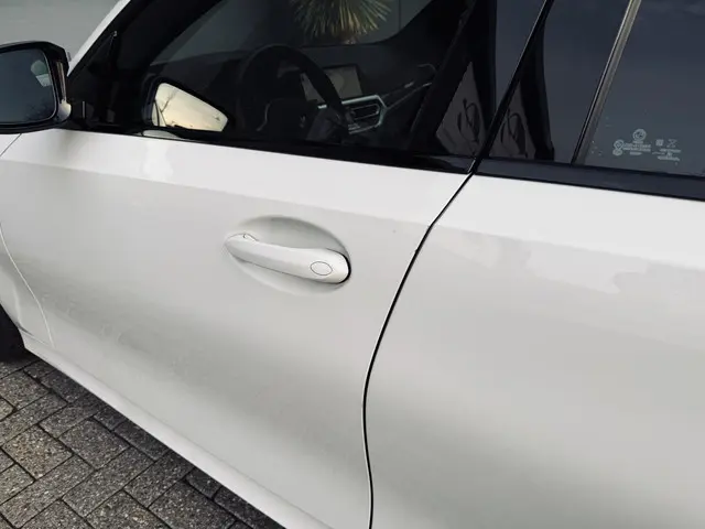 BMW 3 Serie 330e High Executive 2020 Hybride Benzine 18