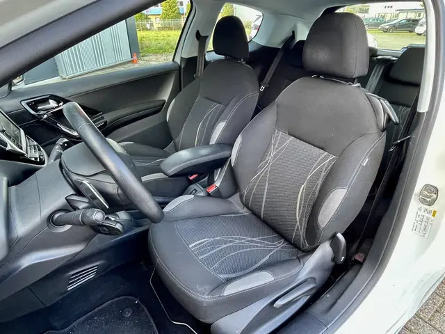Peugeot 208 1.4 e-HDi Active 2013 Diesel 10