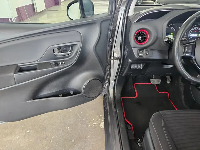 Toyota Yaris 1.5 Hybrid Design Red 2017 Hybride Benzine 13