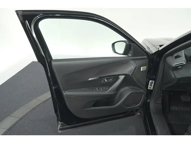 Peugeot 2008 1.2 Hybrid 145 Allure 2025 Hybride Benzine 70