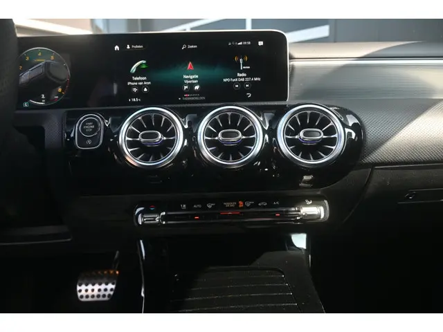 Mercedes-Benz A-Klasse 200 Bns Sol. AMG 2018 Benzine 21
