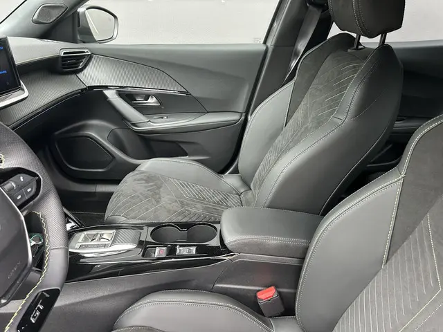 Peugeot 2008 1.2 Hybrid 145 GT 2025 Hybride Benzine 10