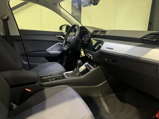 Audi Q3 45 TFSI e Business 2022 Hybride Benzine 10