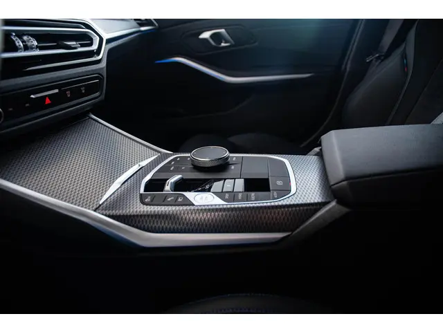 BMW 3 Serie 330e 2024 Hybride Benzine 52