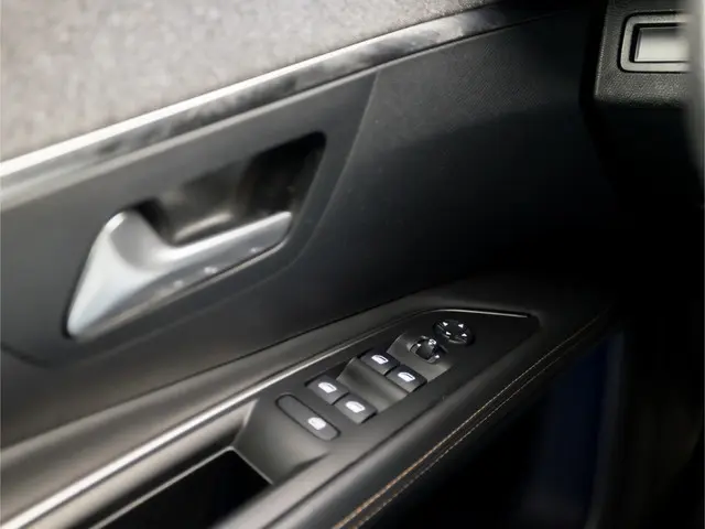 Peugeot 3008 1.6 e-THP GT Line 2017 Benzine 24