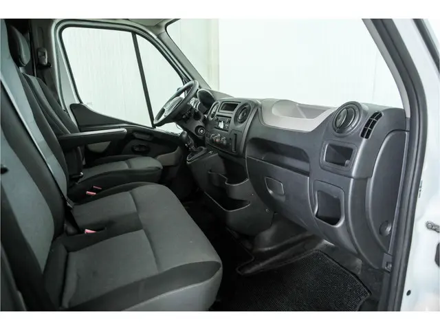 Renault Master T35 2.3 dCi L2H2 2018 Diesel 4