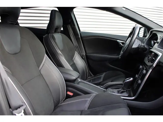 Volvo V40 T3 Automaat Polar+ Sport R-Design 2019 Benzine 17