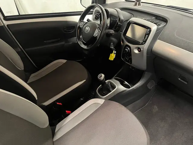 Toyota Aygo 1.0 VVT-i x-play - Schade 2015 Benzine 17