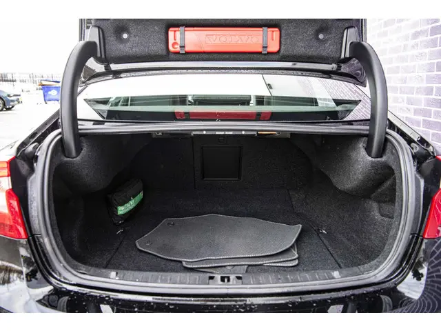 Volvo S60 1.5 T3 R-Design 2016 Benzine 29