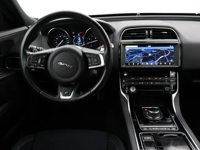 Jaguar XE 2.0T 200 PK AUT. R-SPORT *59.280 KM* 2019 Benzine 3