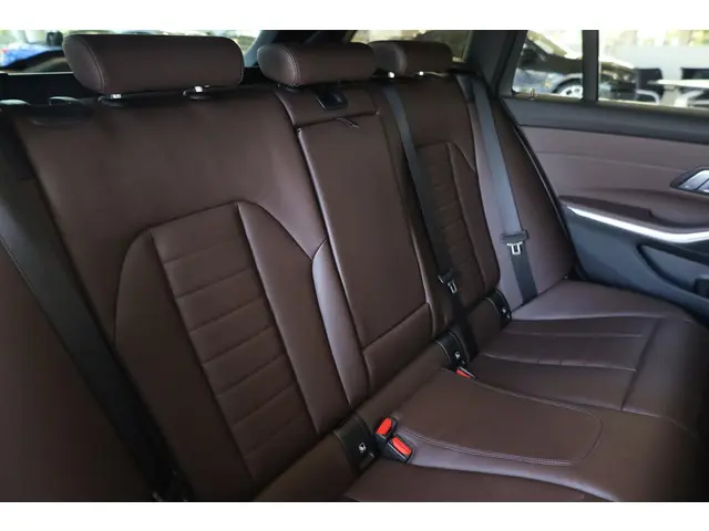 BMW 3 Serie Touring 320i 2020 Benzine 9