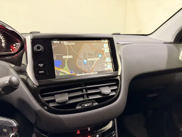 Peugeot 208 HB 1.2 VTi Style Navi/Clima 2014 Benzine 12
