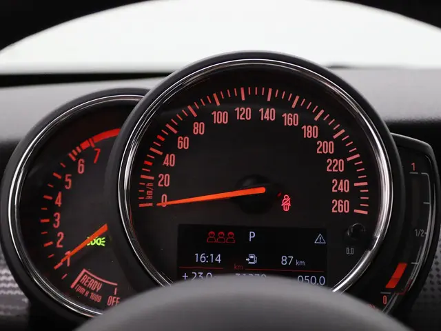 MINI 5-Deurs Cooper 2017 Benzine 17