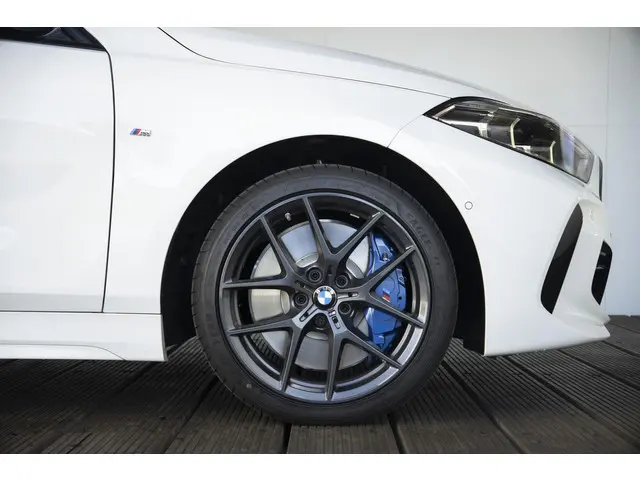 BMW 1 Serie 5-deurs 118i 2024 Benzine 53
