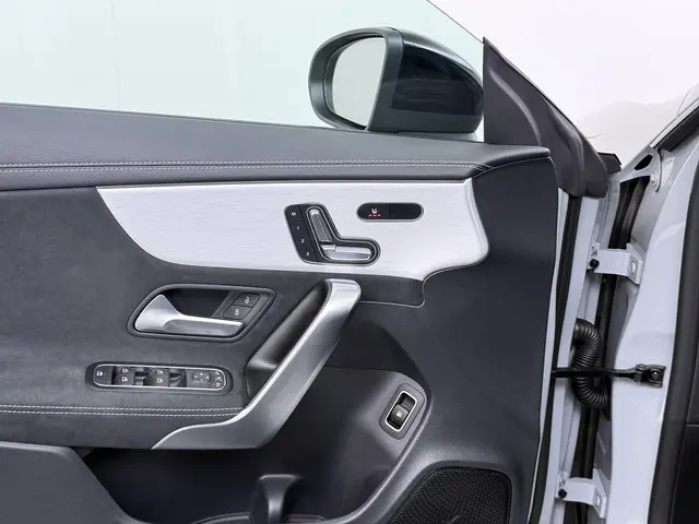 Mercedes-Benz CLA 250 e AMG line 2025 Hybride Benzine 10