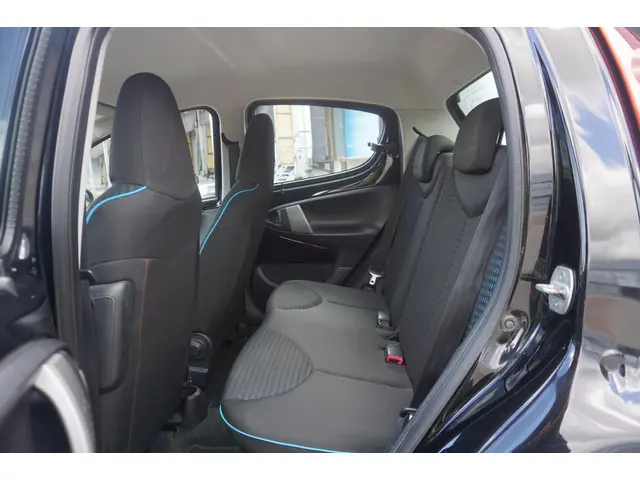 Peugeot 107 1.0 Active * Airco * LM Velgen * 2012 Benzine 10