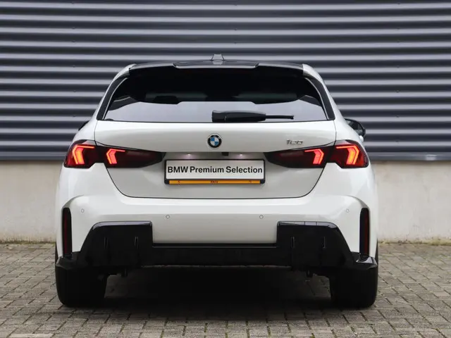 BMW 1 Serie 5-deurs 120 2025 Benzine 4