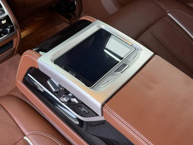 BMW 7 Serie 750i xDrive High Executive 2018 Benzine 33