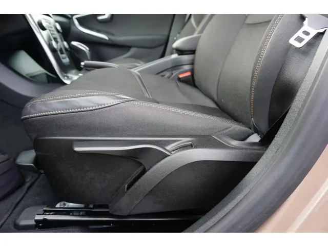 Volvo V40 Cross Country 1.6 T4 Momentum 2014 Benzine 29