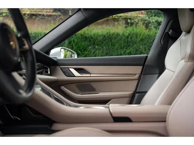 Porsche Taycan Performance 2021 Elektrisch 25