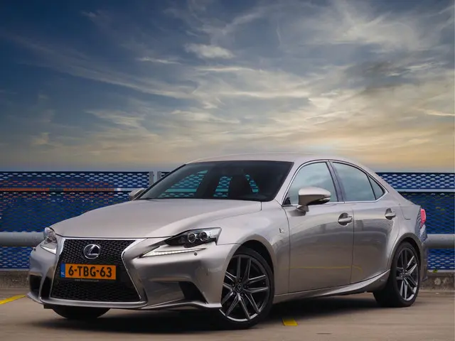 Lexus IS 300h F Sport Line 2014 Hybride Benzine 3