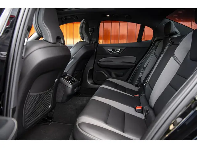 Volvo S60 2.0 B4 Ultimate Dark 2023 Benzine 8