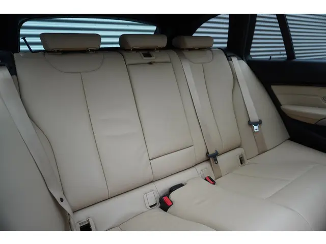 BMW 3 Serie Touring 320i 2018 Benzine 5