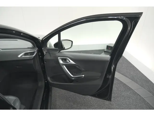 Peugeot 2008 PureTech 110 Allure 2019 Benzine 64