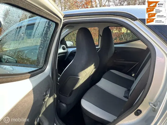 Toyota Aygo 1.0 VVT-i x-play 2015 Benzine 11