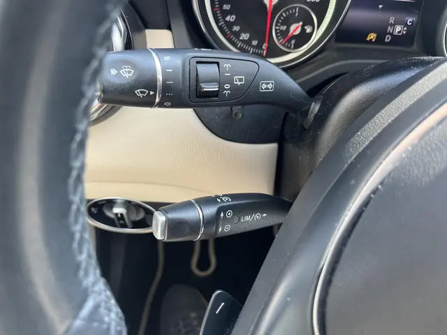 Mercedes-Benz GLA 180 Business 2018 Benzine 11