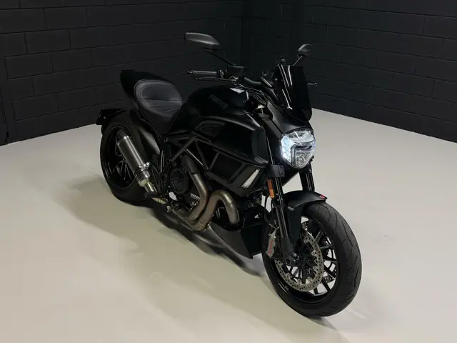 Ducati Diavel Dark Stealth 2019 Benzine 8