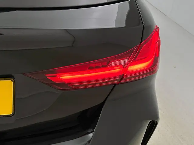 BMW 1 Serie 118i High Executive 2020 Benzine 19