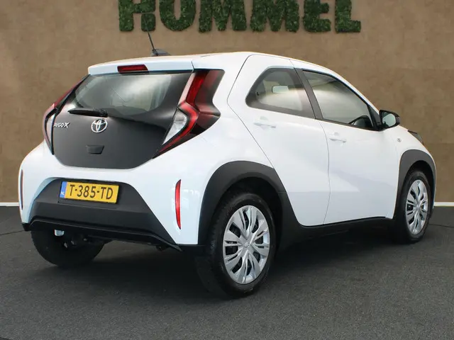 Toyota Aygo X 1.0 VVT-i MT Play 2023 Benzine 2