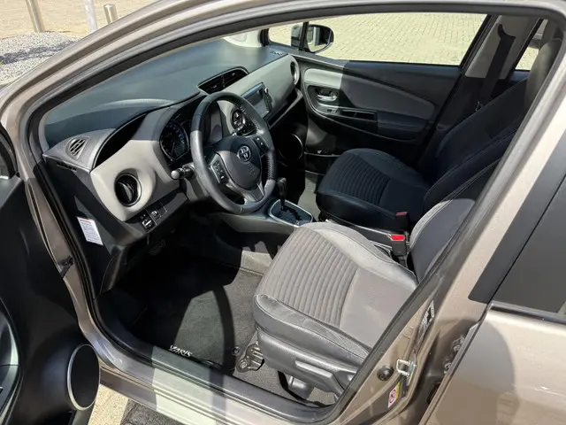 Toyota Yaris 1.5 Hybrid Dynamic 2015 Hybride Benzine 12