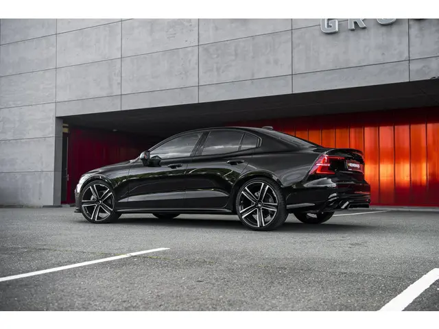 Volvo S60 2.0 B4 Ultimate Dark 2023 Benzine