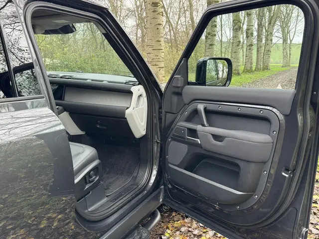 Land Rover Defender 110 P400E 2023 Hybride Benzine 23