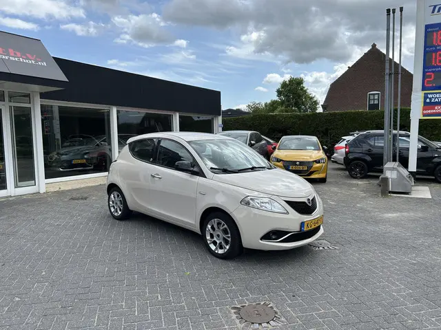 Lancia Ypsilon 0.9 TwinAir Opening Edition 2016 Benzine 2